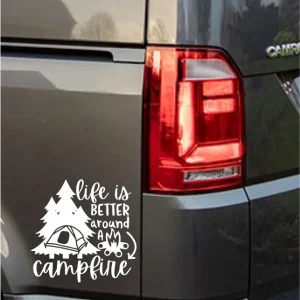 🔥 Autocolante “Life is Better Around a Campfire” – A vida é melhor à volta da fogueira! 🔥
