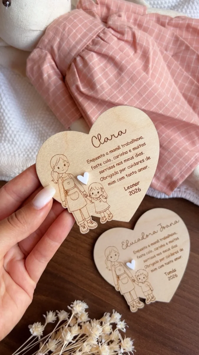 Coração Personalizado para Educadora em Madeira | Prenda de Final de Ano com Nome e Mensagem
