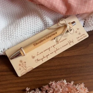 Caneta com Nome Personalizada para Educadora com Base em Madeira | Prenda de Final de Ano