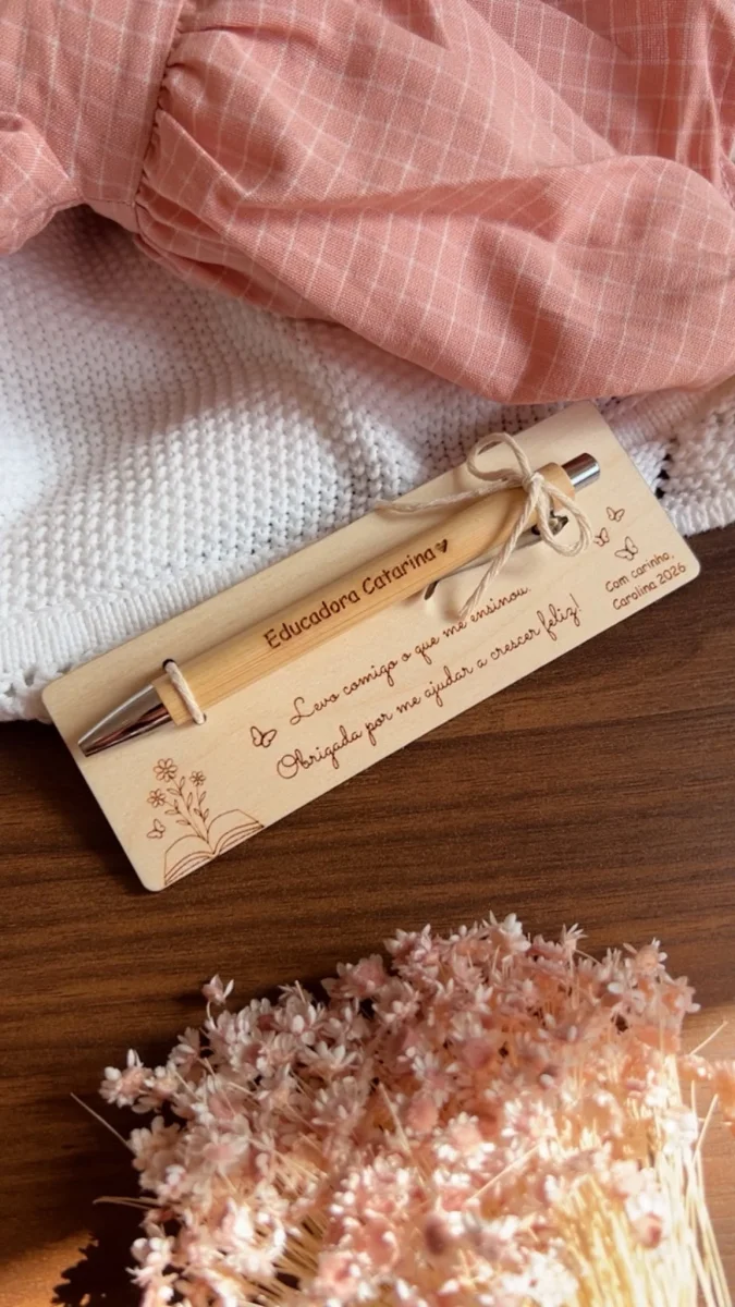 Caneta com Nome Personalizada para Educadora com Base em Madeira | Prenda de Final de Ano