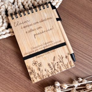 Bloco de Notas Personalizado em Madeira com Caneta – Presente para Educadoras com Nome, Frase Gravada e Mensagem de Agradecimento